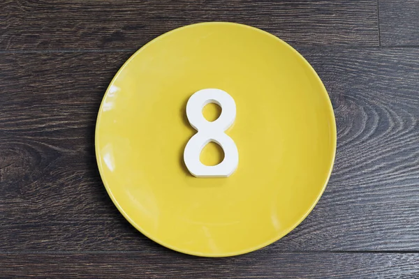 Figure eight on a yellow plate. — Stock Photo, Image