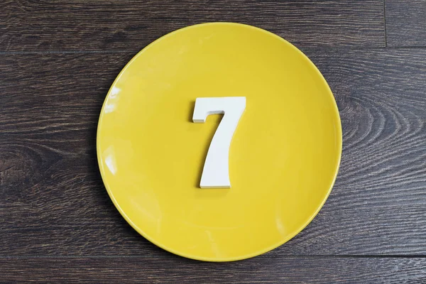Il numero sette su una targa gialla . — Foto Stock