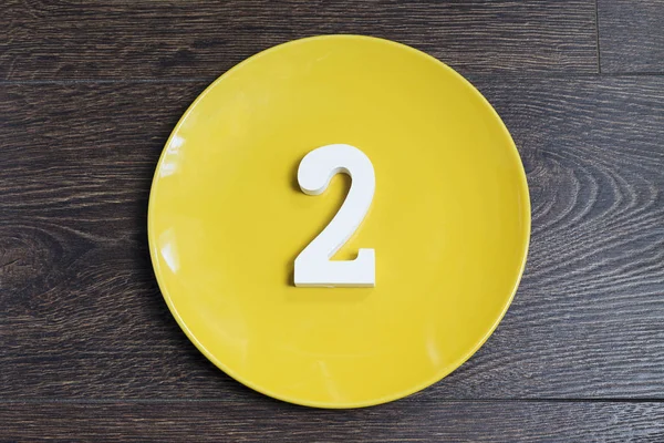 Figura due sulla piastra gialla . — Foto Stock