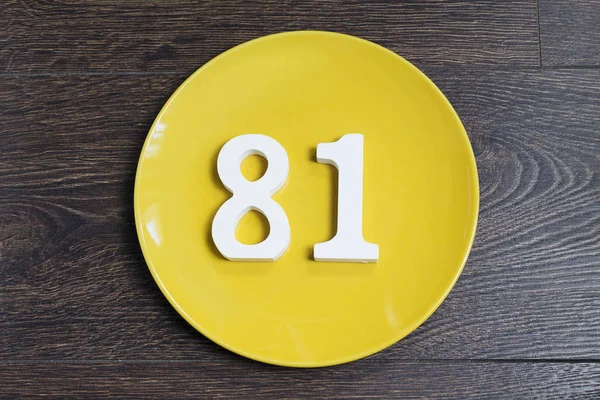 The number eighty-one on the yellow plate. — Stock Photo, Image