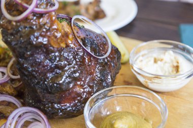 Masanın üzerinde Izgara knuckle.