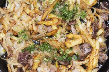 Etin küçük parçalar ile kızarmış patates.