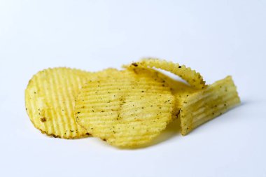 Stekt potatis, mnstrade p en vit bakgrund.