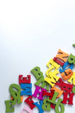 Beyaz bir arka plan üzerinde ahşap renkli harfler.