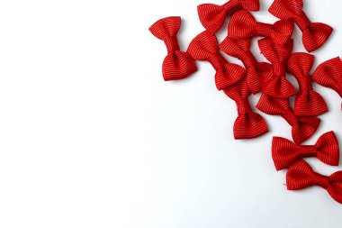 Bir sürü beyaz zemin üzerine kırmızı yay.