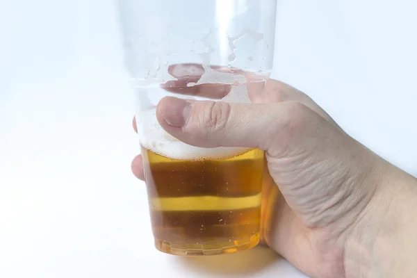 Рука держит стакан пива . — стоковое фото