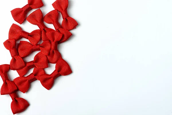 Bir sürü beyaz zemin üzerine kırmızı yay.