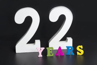Harf ve sayı 22 yaşında siyah bir zemin üzerine.
