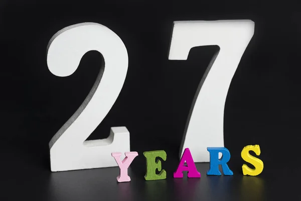 Письма и цифры двадцать семь лет на черном фоне . — стоковое фото