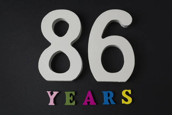 Γράμματα και αριθμοί κινηθεί ογδόντα έξι ετών σε μαύρο φόντο. — Φωτογραφία Αρχείου