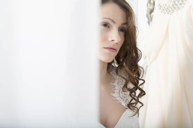 Güzel esmer closeup kıvırcık saçlı kız.