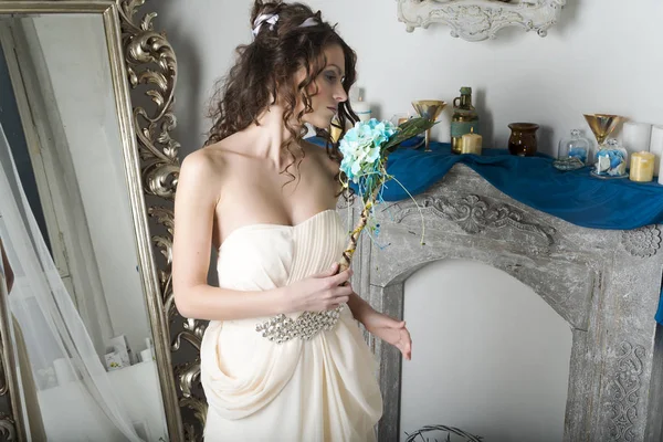Menina em branco perto do espelho e da lareira . — Fotografia de Stock