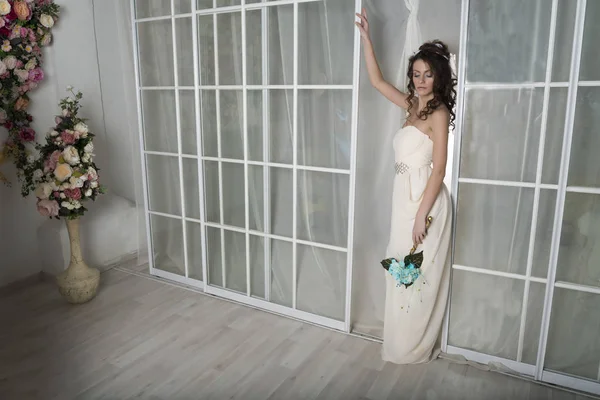 Dziewczyna w białej sukni na drzwi. — Zdjęcie stockowe