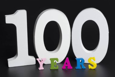 Harfler ve sayılar-a yüz siyah arka plan üzerine.