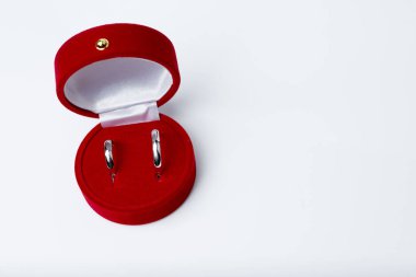 Alyans beyaz zemin üzerine kırmızı bir kutu içinde.