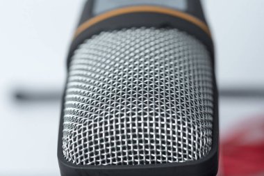 beyaz zemin üzerinde mikrofon portre.