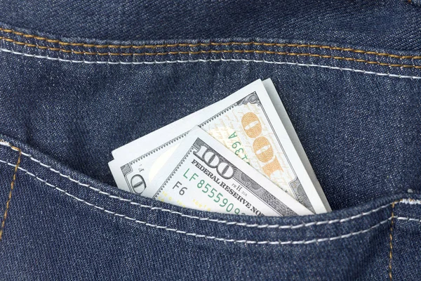Банкноти доларів у джинсовій кишені крупним планом — стокове фото