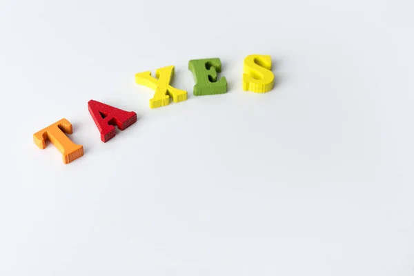 A palavra imposto sobre fundo branco — Fotografia de Stock