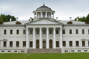 Emlak Ostafyevo eski bina bir yaz gününde.