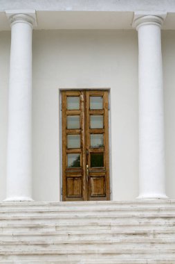 Emlak Ostafyevo eski bina bir yaz gününde.