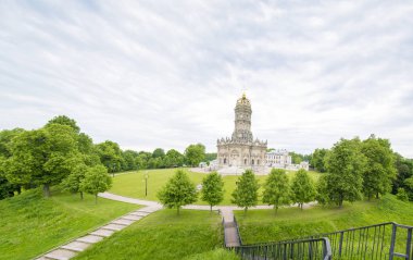 Yükseliş içinde manor dubrovitsy Kilisesi.