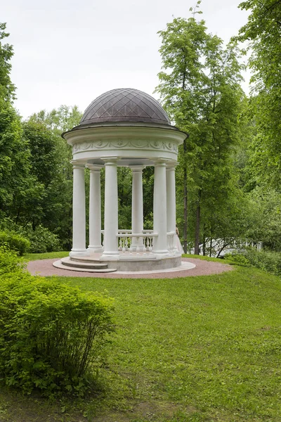 O gazebo na propriedade Ostafyevo . — Fotografia de Stock