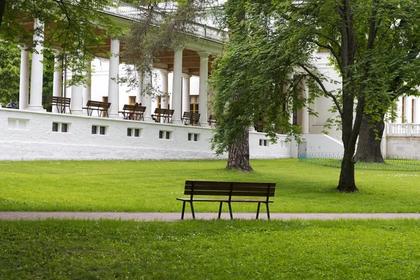 Il vecchio edificio della tenuta Ostafyevo in una giornata estiva . — Foto Stock