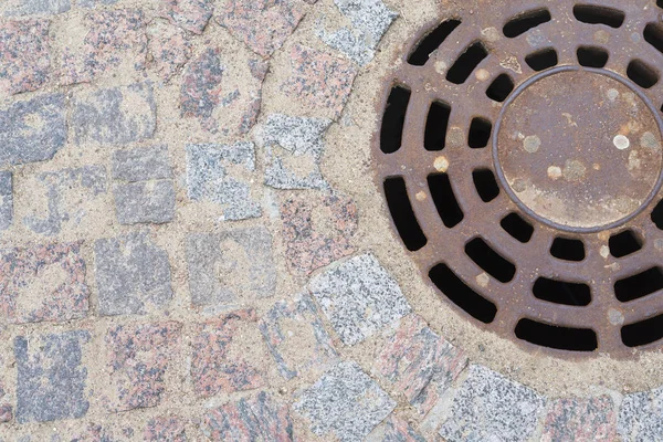 Kuyu yakınındaki taş duvarlar.