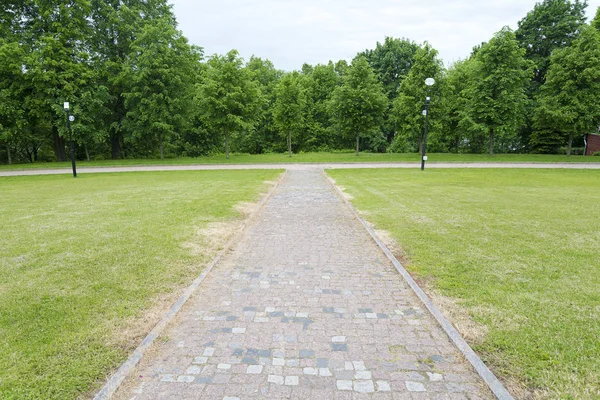 Ağaçlar patika ve çim.