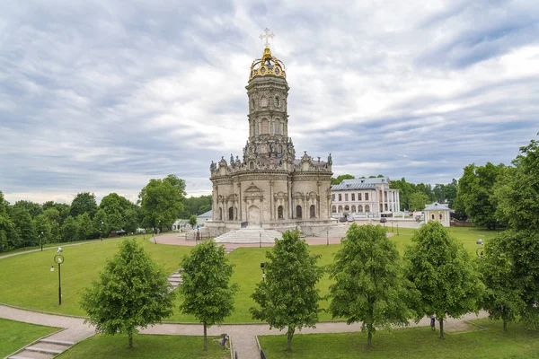 La Iglesia de la ascensión en mansión dubrovitsy . — Foto de Stock