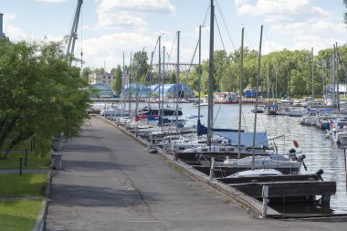 Birçok Yelkenli Yatlar iskelede vardır.