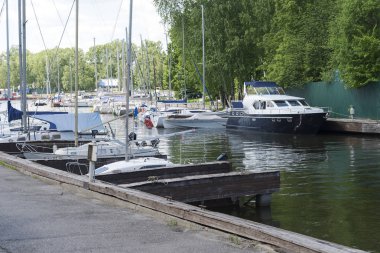 Birçok Yelkenli Yatlar iskelede vardır.