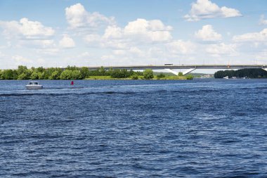 Nehir ve köprü manzara.