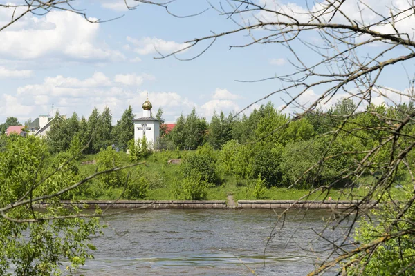 Mały kościół stoi nad rzeką. — Zdjęcie stockowe