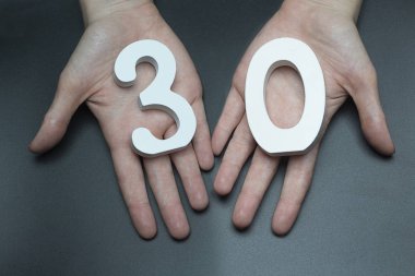 Kadın avuç içi rakam otuz.