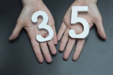 Kadın avucunda otuz beş rakam.