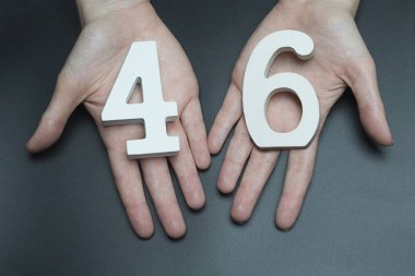 Kadın avucunda kırk altı rakam.