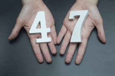 Kadın avucunda kırk yedi rakam.