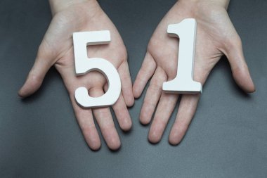 Kadın avucunda elli bir rakam.