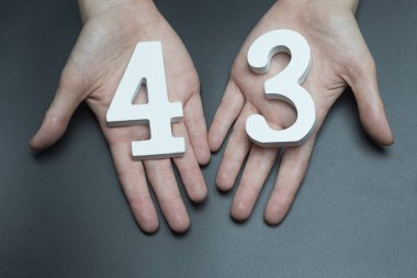 Kadın avucunda kırk üç rakam.