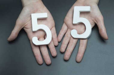 Kadın avucunda elli beş rakam.