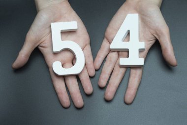 Kadın avucunda elli dört rakam.