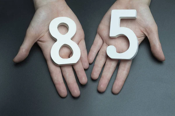 To female hands the figure of eighty-five. — Stock Photo, Image