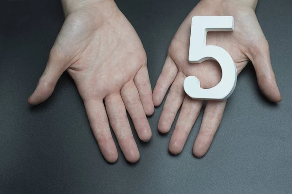 Sui palmi delle mani femminili figura cinque . — Foto Stock