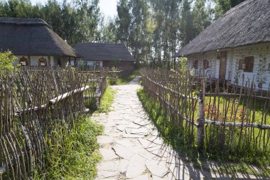 Thatched çatı eski evleri.