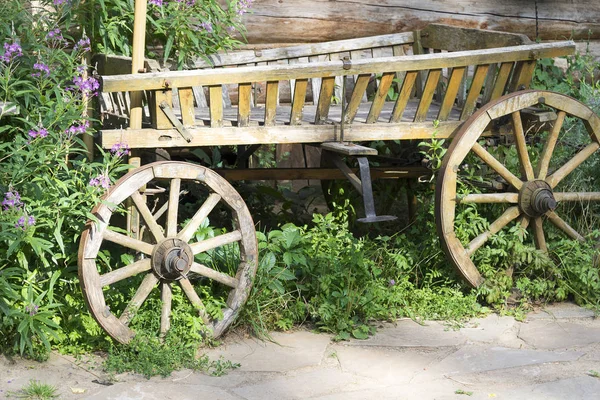 Oude houten wagen in een houten huis. — Stockfoto