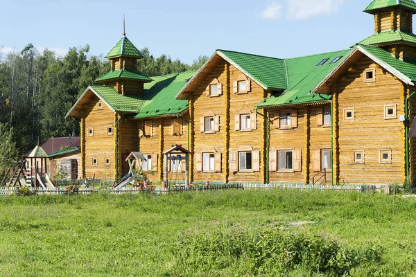 大的、 老的、 木制的俄罗斯房子. — 图库照片