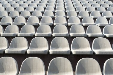Arenanın tribünlerde gri sandalye.