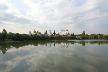 Kilise bir yaz gününde Moskova Nehri üzerinde.