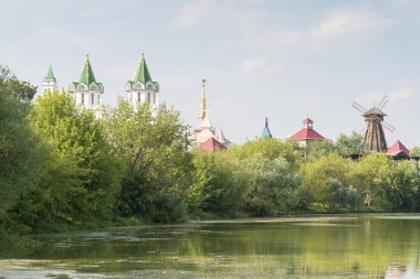 Kilise bir yaz gününde Moskova Nehri üzerinde.